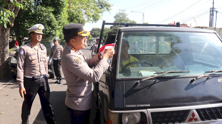 Polresta Banyuwangi Berbagi Bendera Merah Putih Sambut HUT Kemerdekaan RI ke - 80